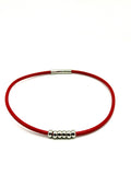 collar de cuero rojo y acero inoxidable