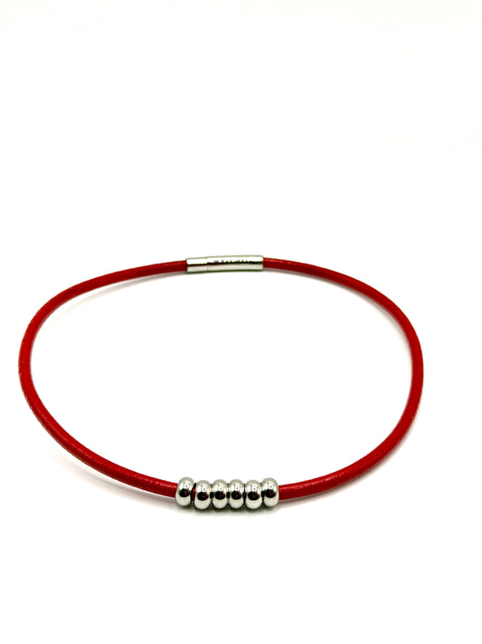 collar de cuero rojo y acero inoxidable