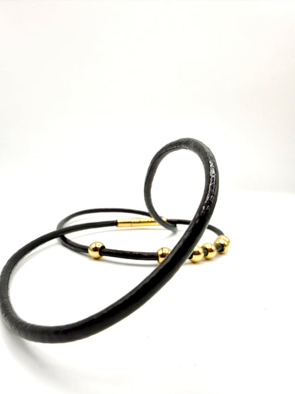 pulsera de varias vueltas o collar de cuero negro y acero inoxidable bañado en oro de 14K