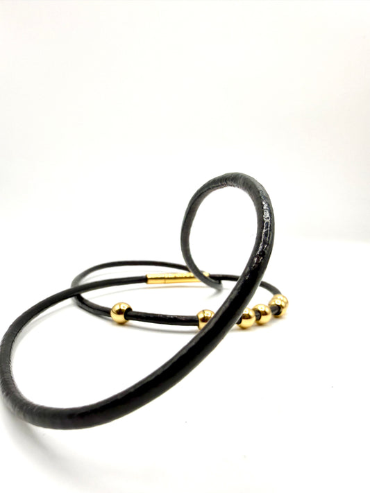 pulsera de varias vueltas o collar de cuero negro y acero inoxidable bañado en oro de 14K