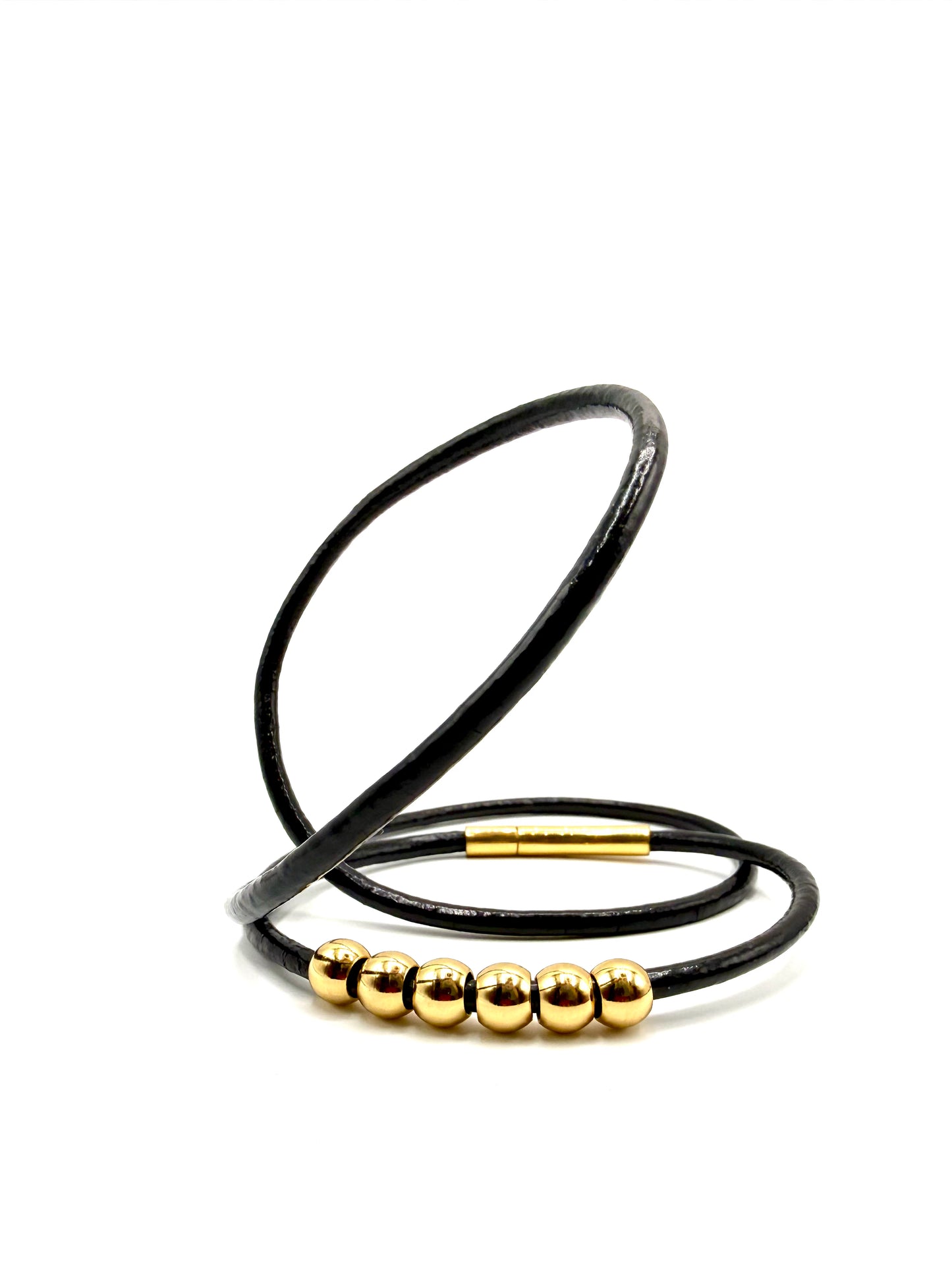 pulsera de varias vueltas o collar de cuero negro y acero inoxidable bañado en oro de 14K