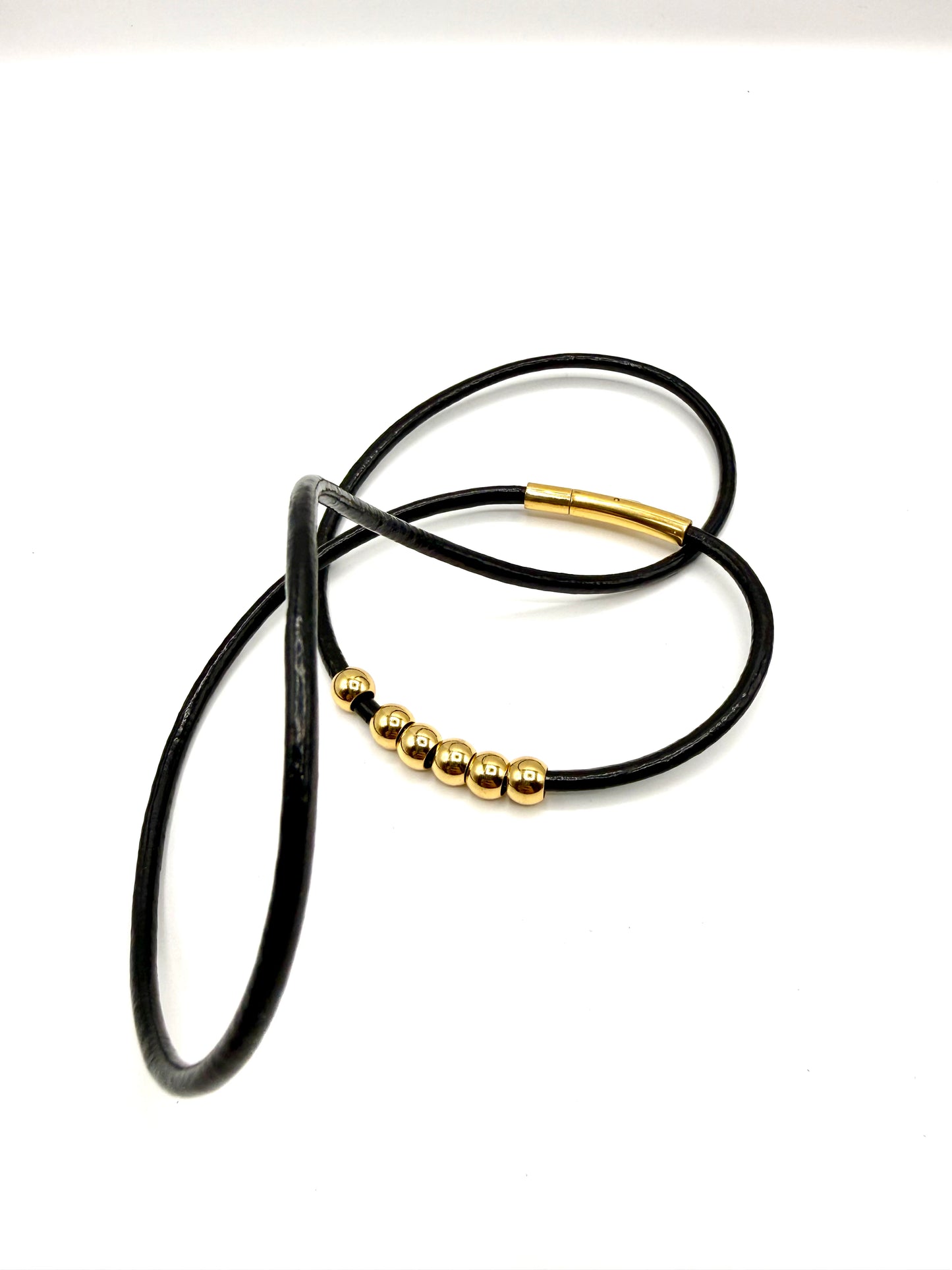 pulsera de varias vueltas o collar de cuero negro y acero inoxidable bañado en oro de 14K