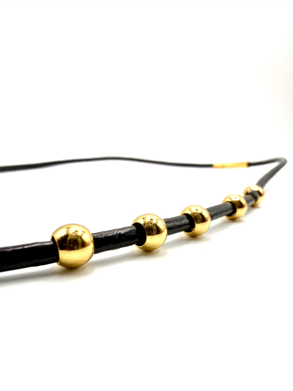 pulsera de varias vueltas o collar de cuero negro y acero inoxidable bañado en oro de 14K