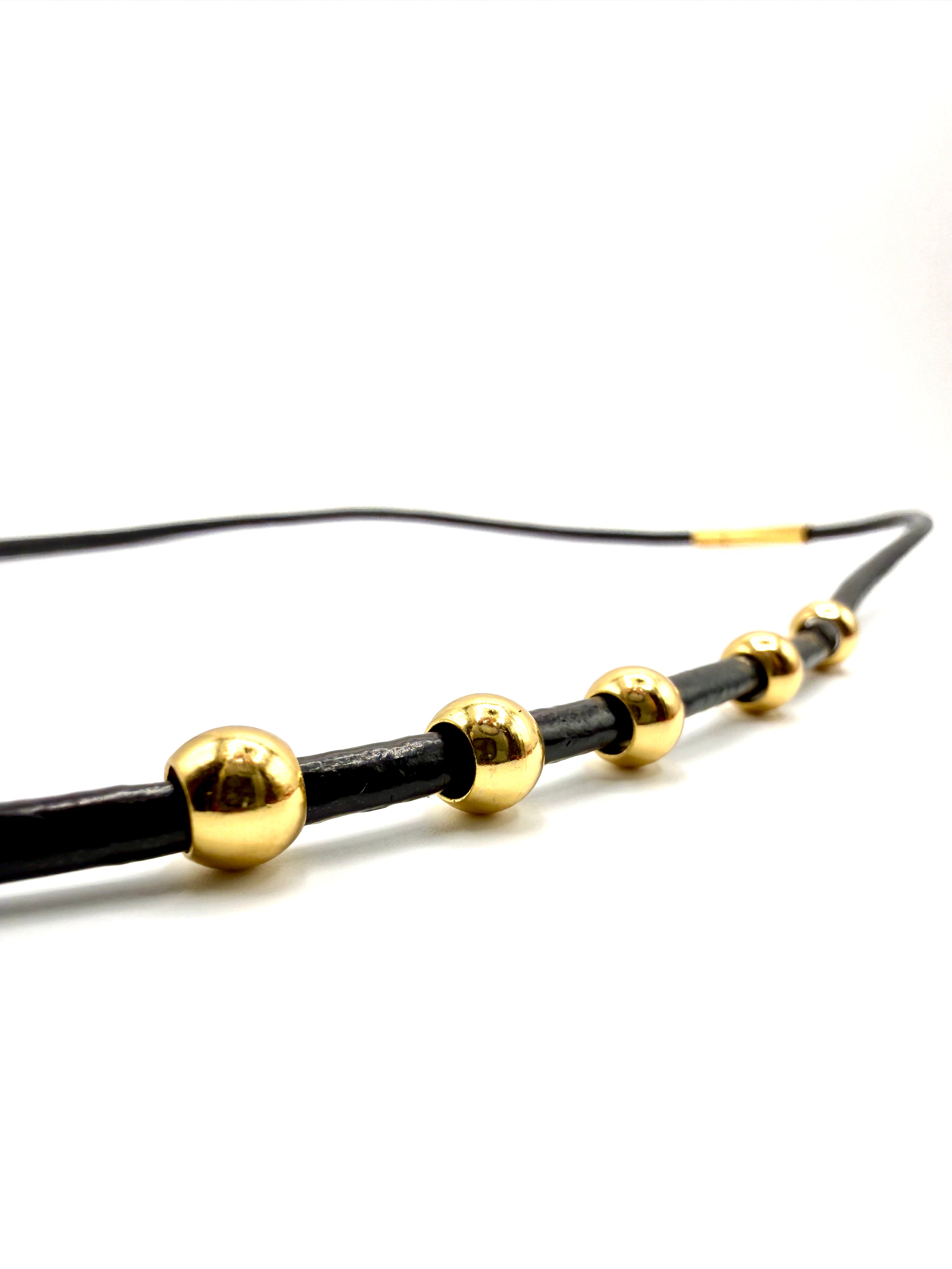 pulsera de varias vueltas o collar de cuero negro y acero inoxidable bañado en oro de 14K