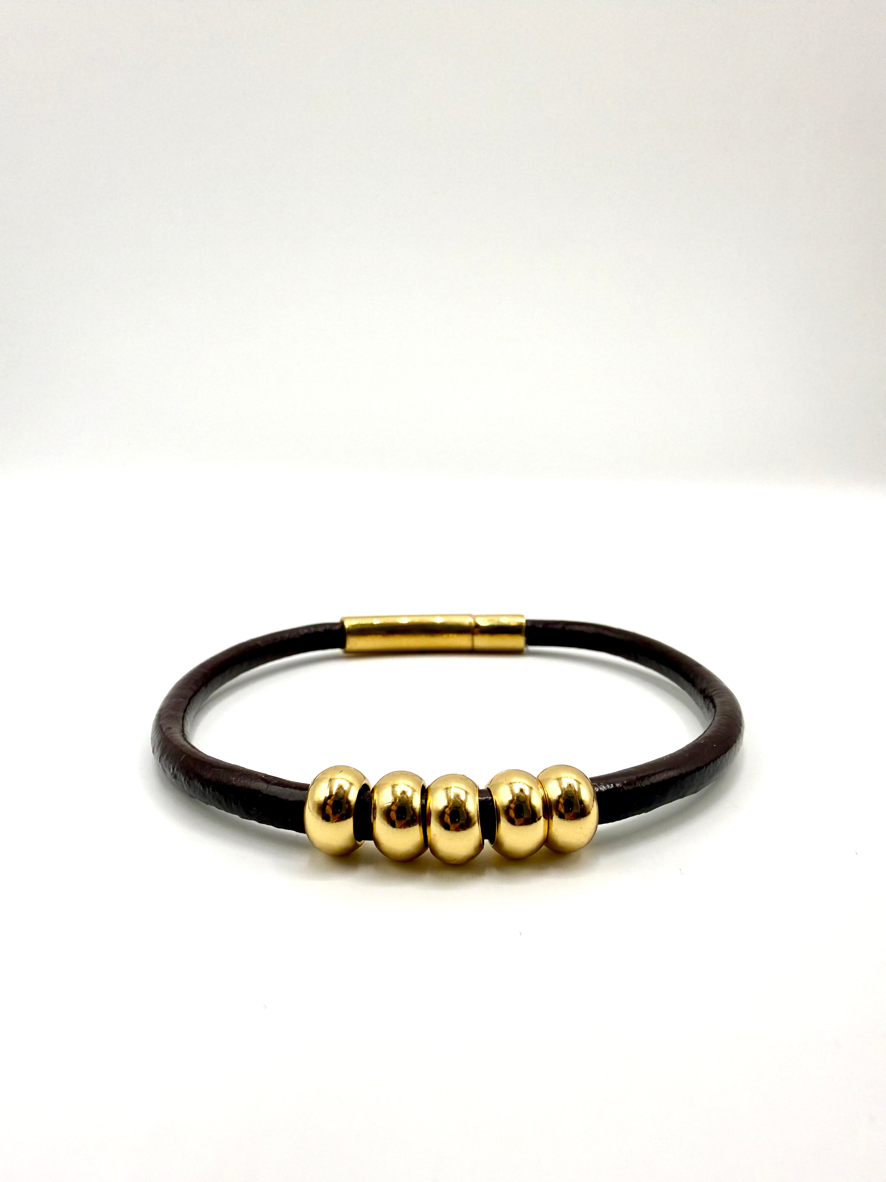 pulsera de cuero marrón y acero inoxidable bañado en oro de 14K
