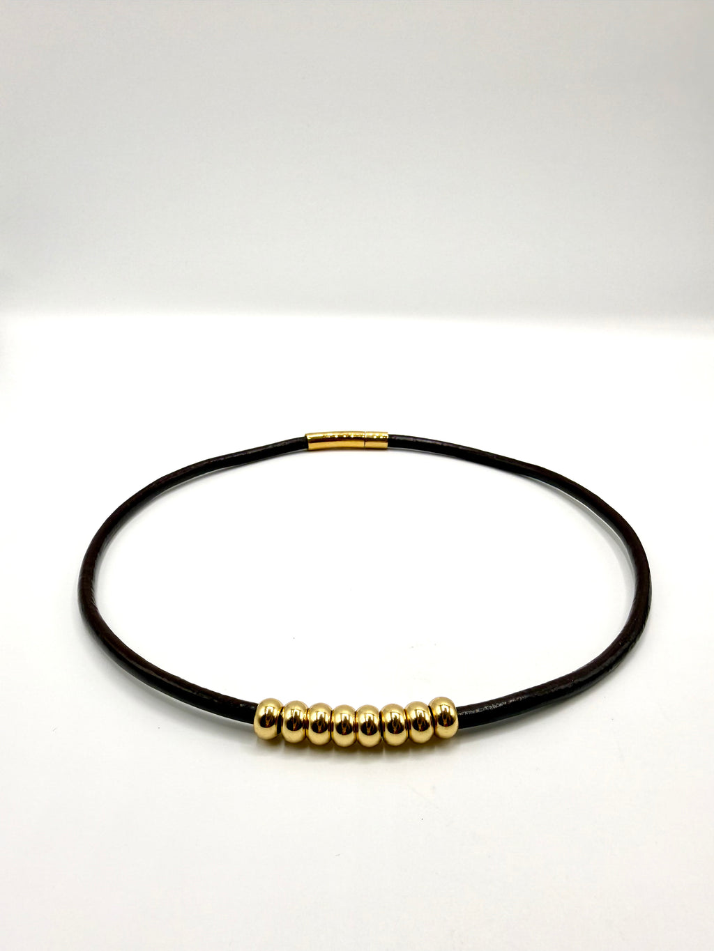 collar o pulsera de varias vueltas... lo que prefieras...  de cuero marrón y acero inoxidable bañado en oro de 14K