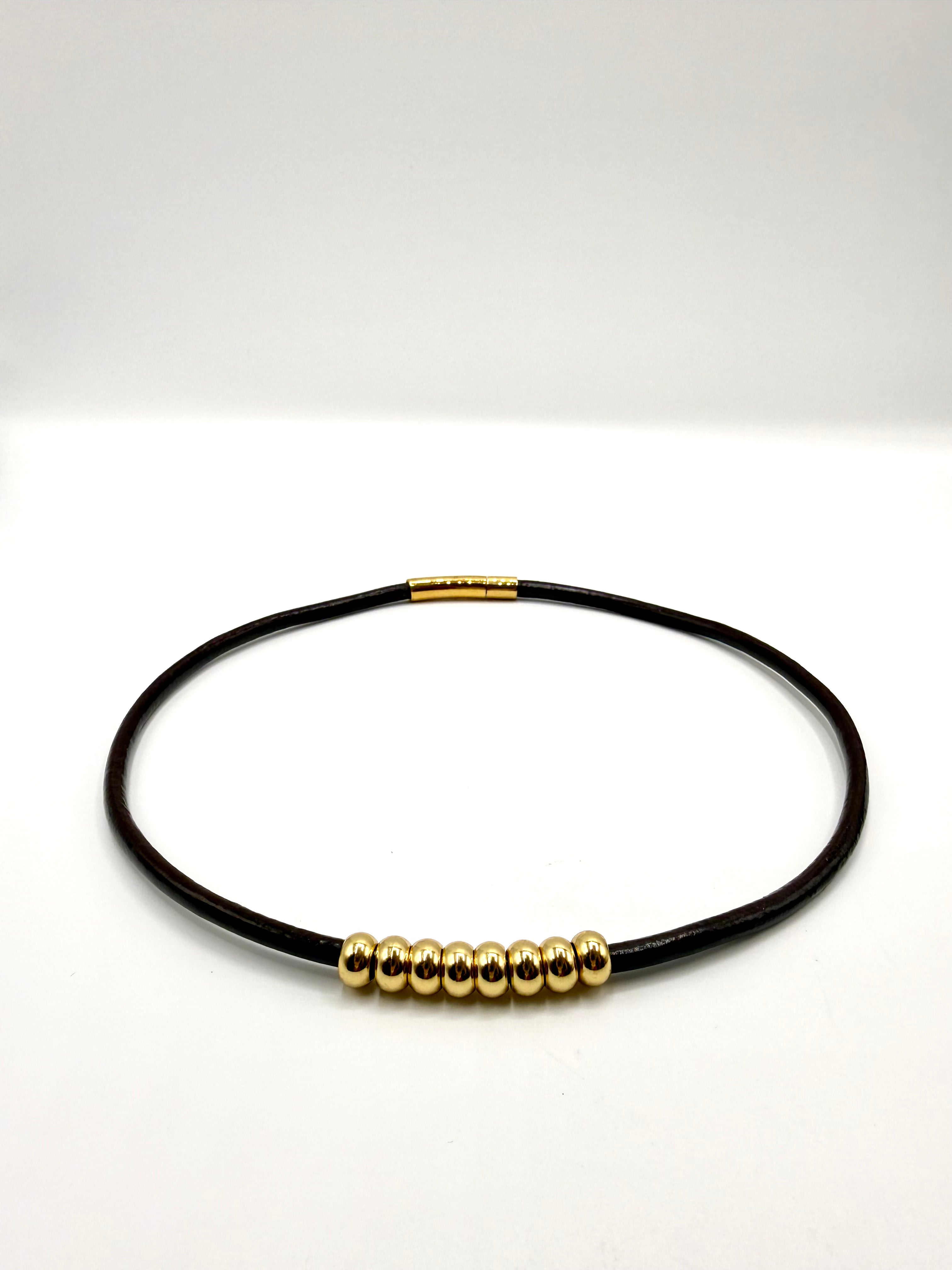 collar o pulsera de varias vueltas... lo que prefieras...  de cuero marrón y acero inoxidable bañado en oro de 14K