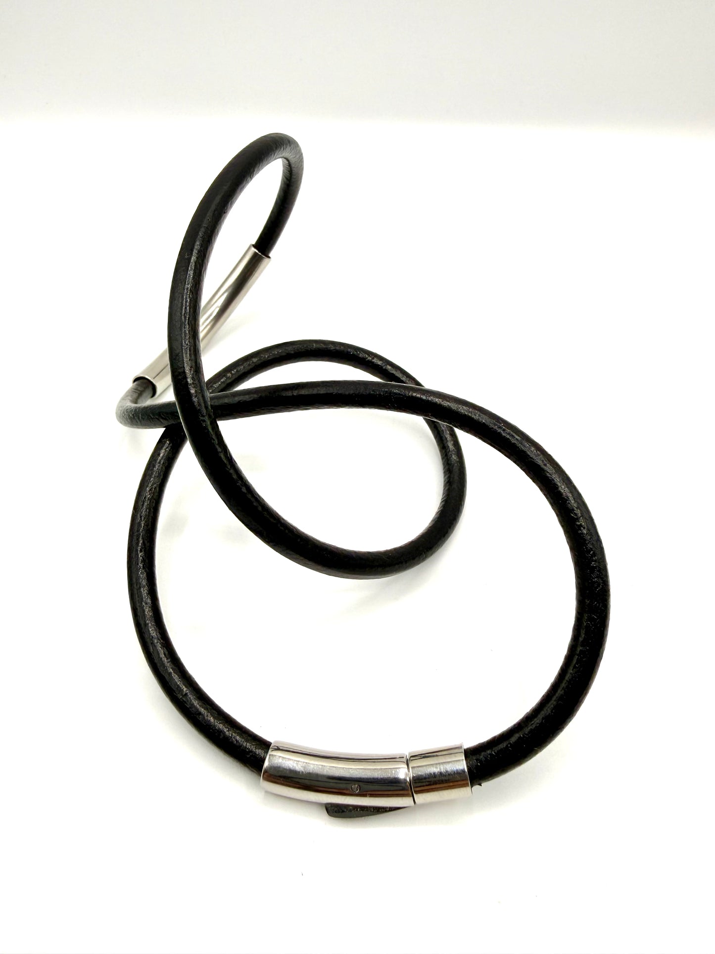 pulsera o collar lo que prefieras... de cuero negro y acero inoxidable