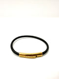 pulsera de cuero negro y acero inoxidable bañado en oro de 14K