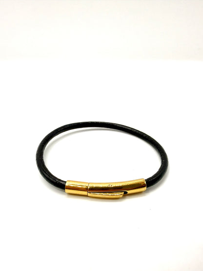 pulsera de cuero negro y acero inoxidable bañado en oro de 14K