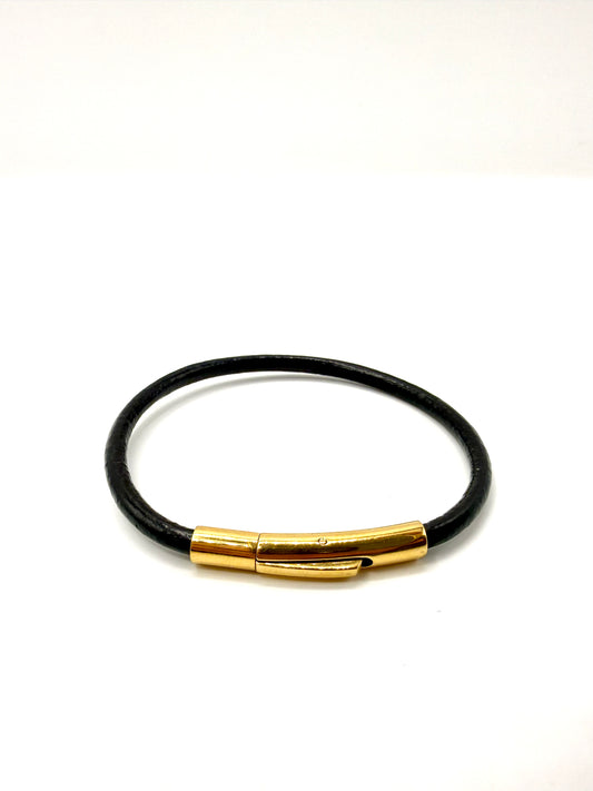 pulsera de cuero negro y acero inoxidable bañado en oro de 14K