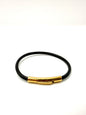 pulsera de cuero negro y acero inoxidable bañado en oro de 14K