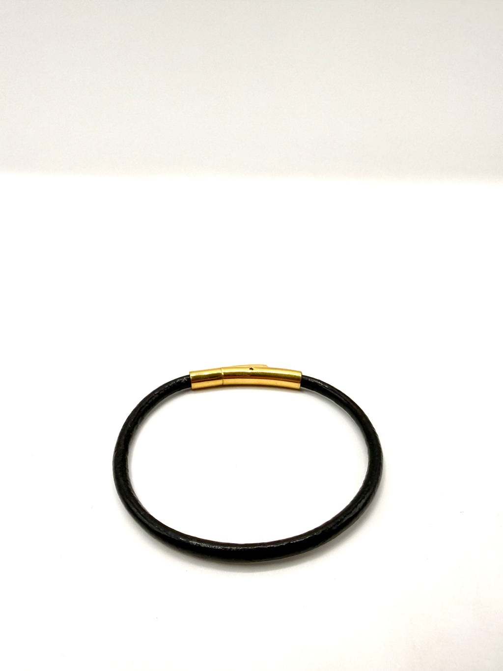 pulsera de cuero negro y acero inoxidable bañado en oro de 14K
