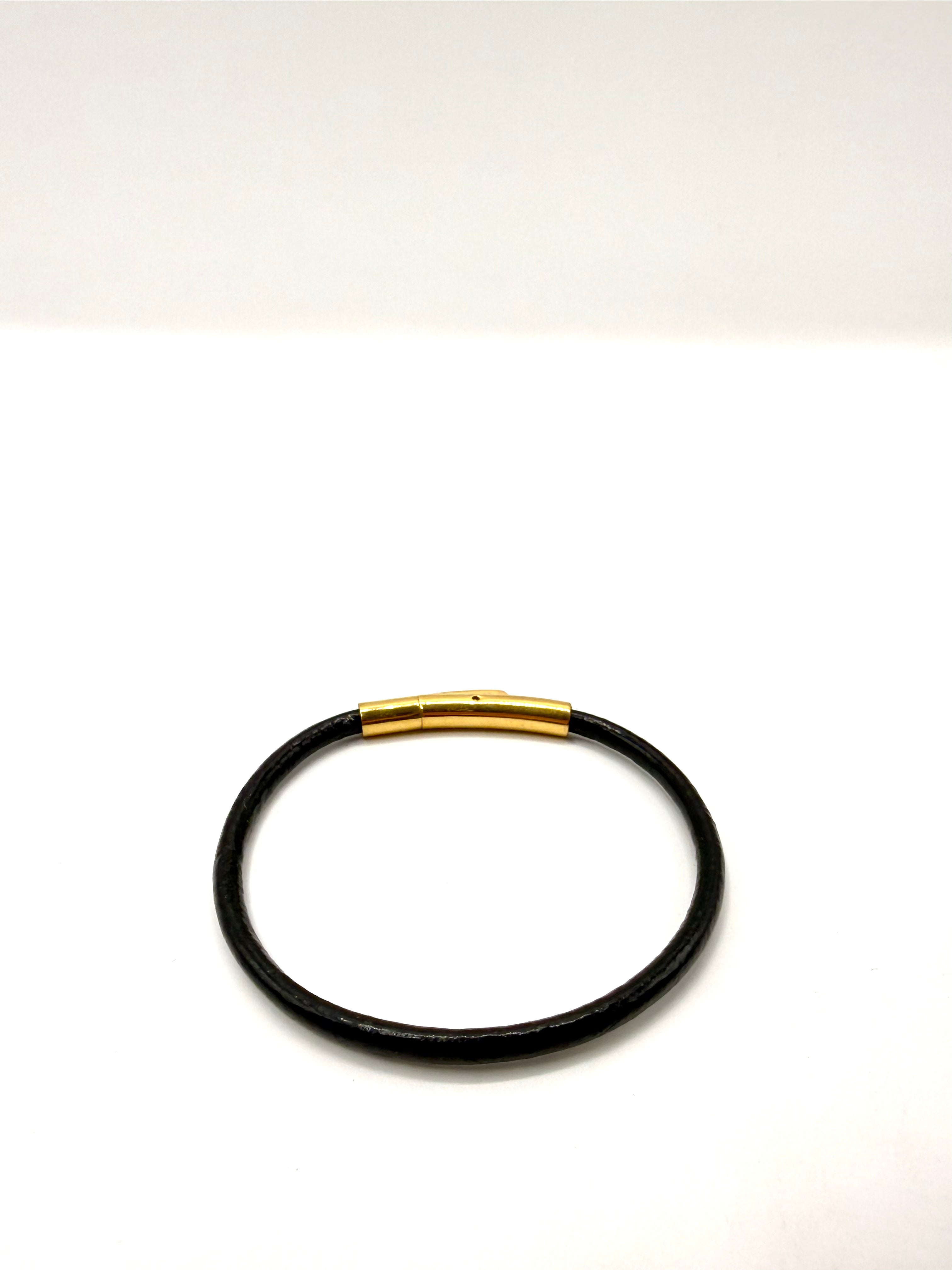 pulsera de cuero negro y acero inoxidable bañado en oro de 14K