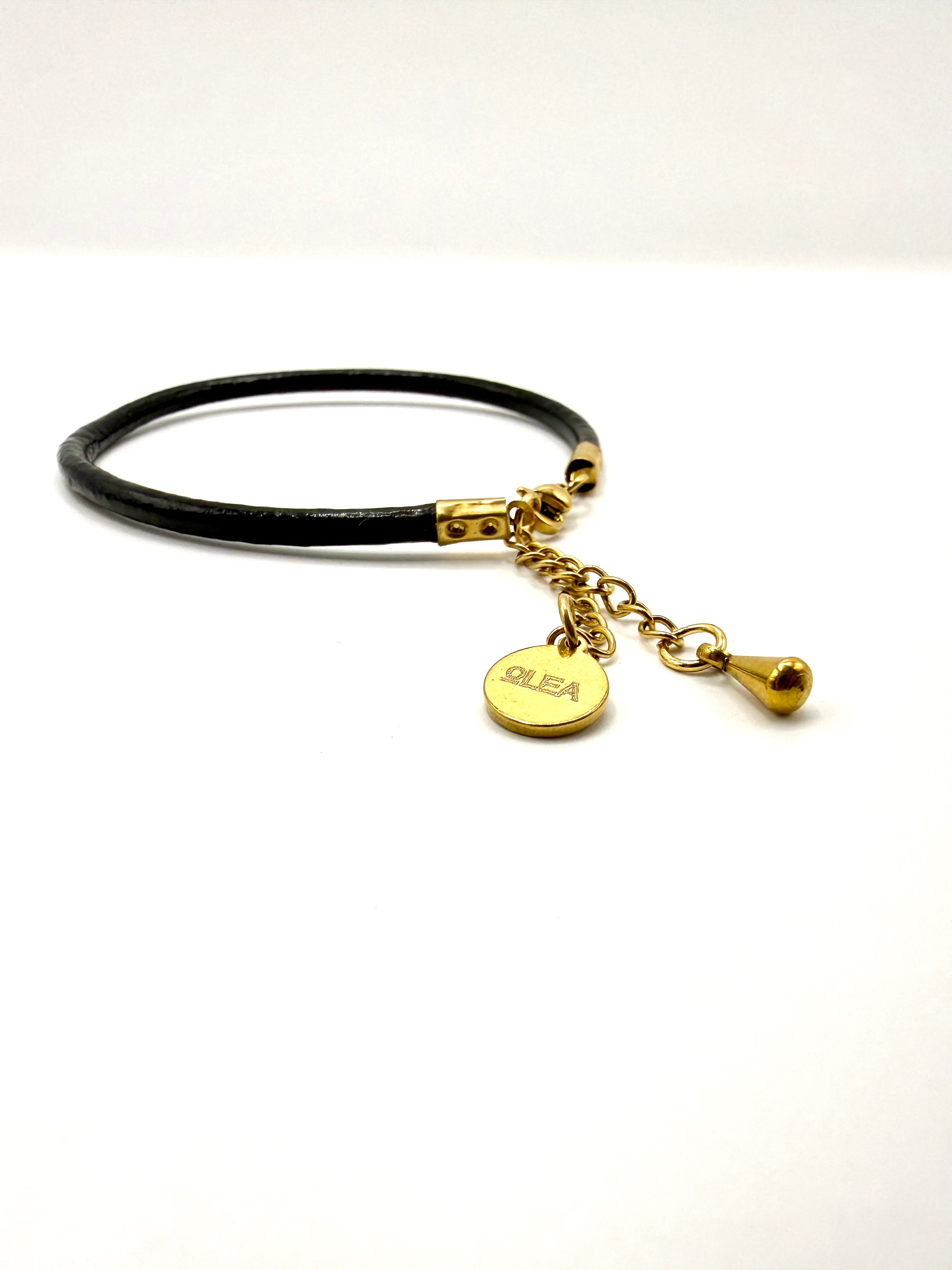 pulsera de cuero negro y acero inoxidable bañado en oro de 14K