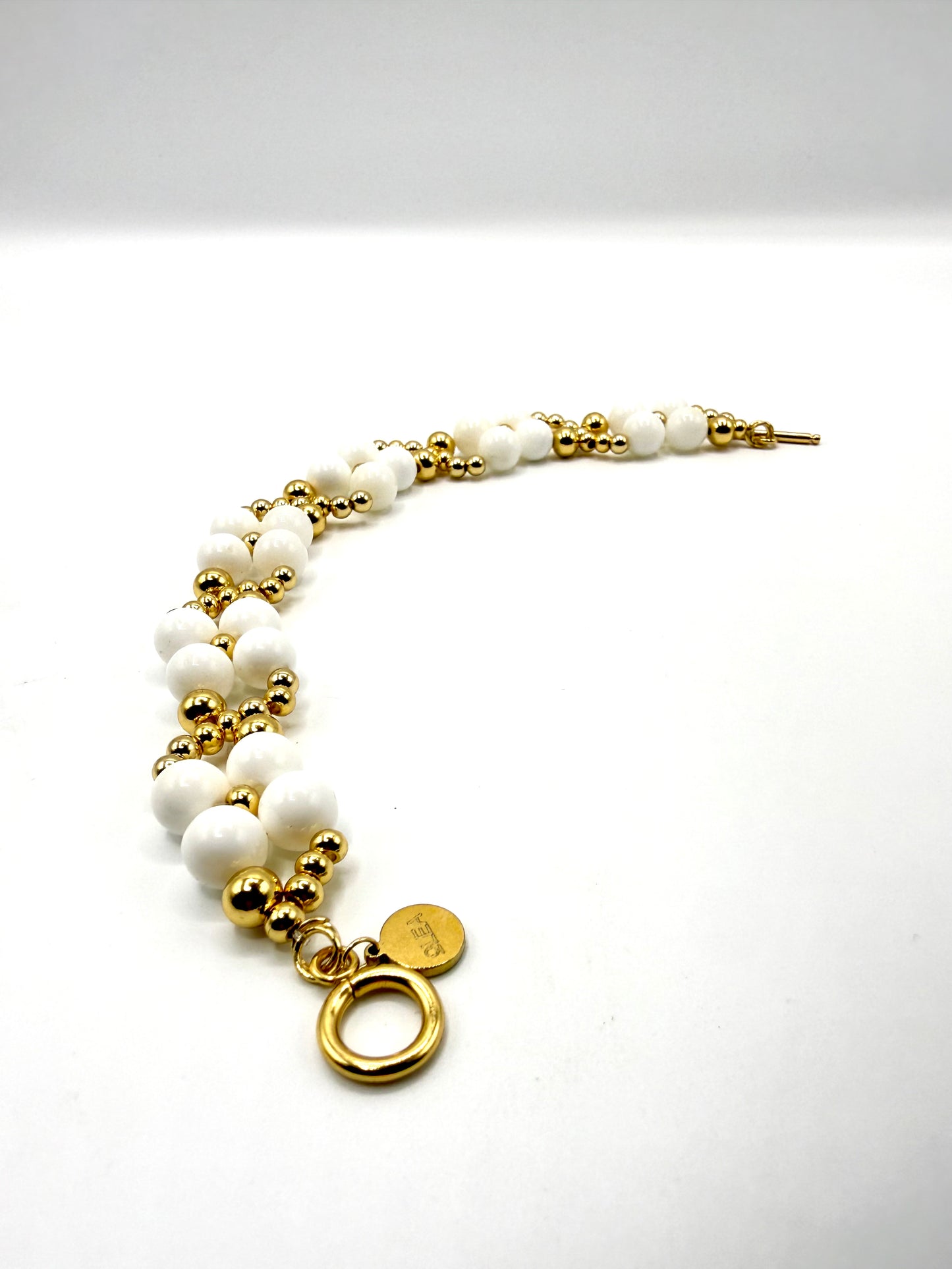 pulsera flores de piedra natural y acero inoxidable bañado en oro de 14K