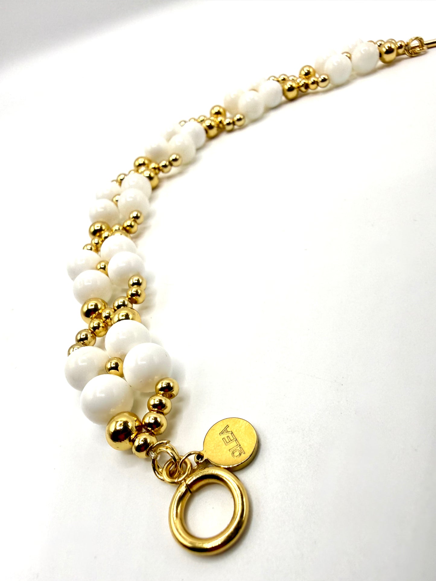 pulsera flores de piedra natural y acero inoxidable bañado en oro de 14K