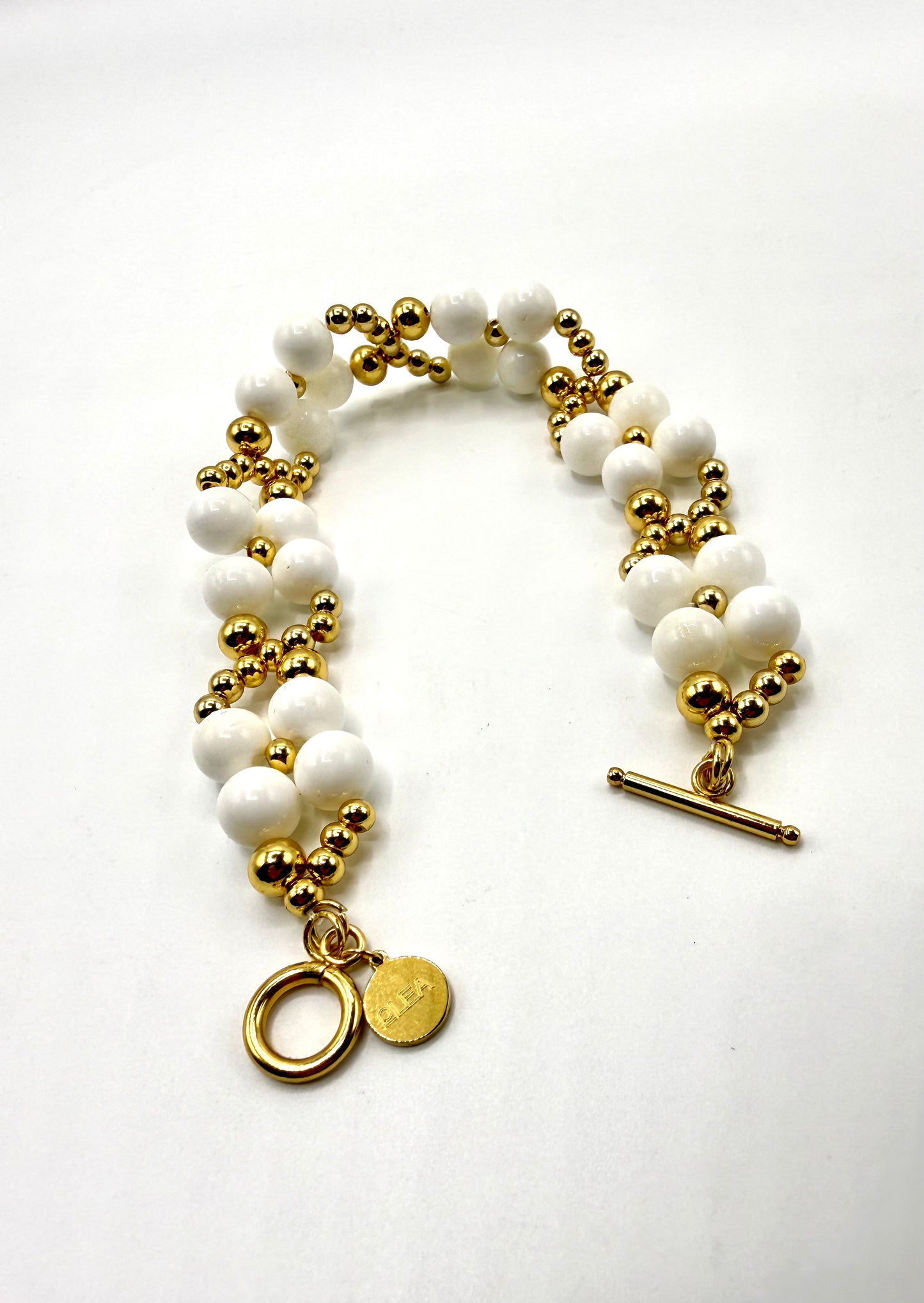 pulsera flores de piedra natural y acero inoxidable bañado en oro de 14K