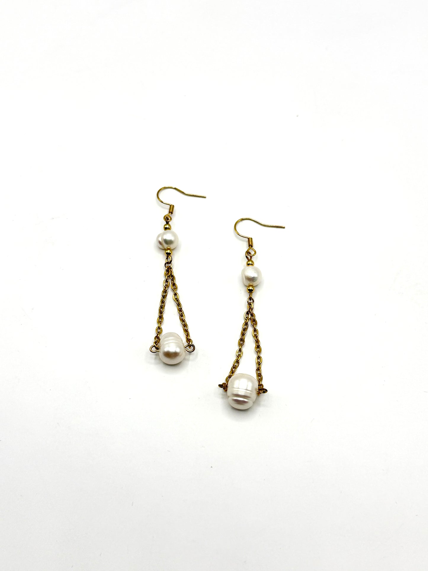 pendientes de perla natural y acero inoxidable bañado en oro de 14K