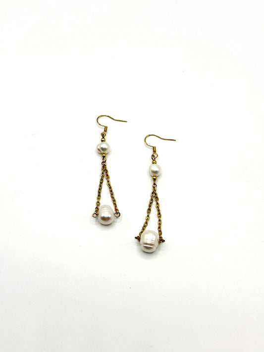 pendientes de perla natural y acero inoxidable bañado en oro de 14K