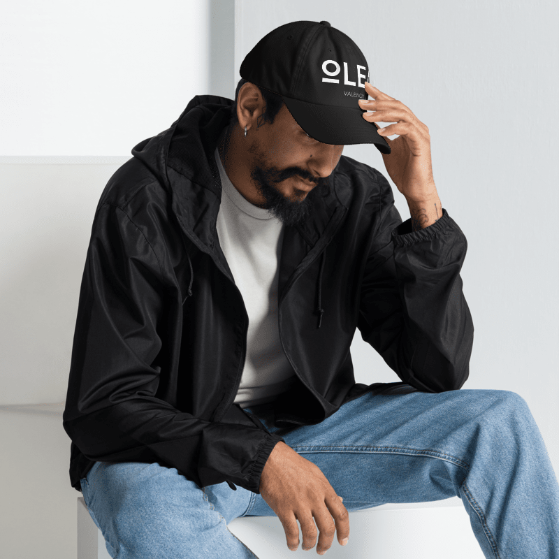 Gorra OLEA VALENCIA negra y logotipo blanco