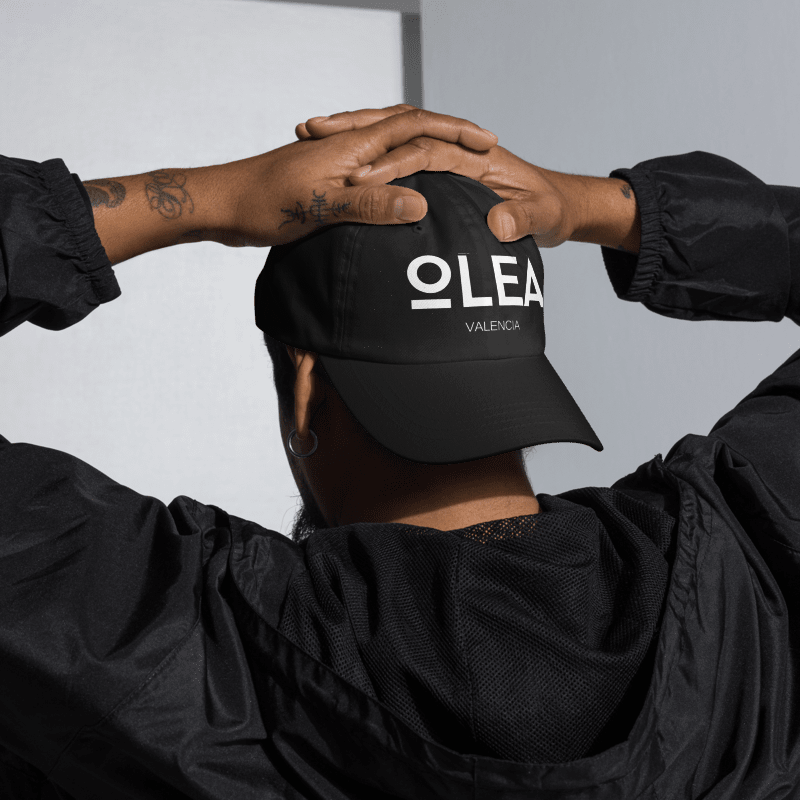 Gorra OLEA VALENCIA negra y logotipo blanco