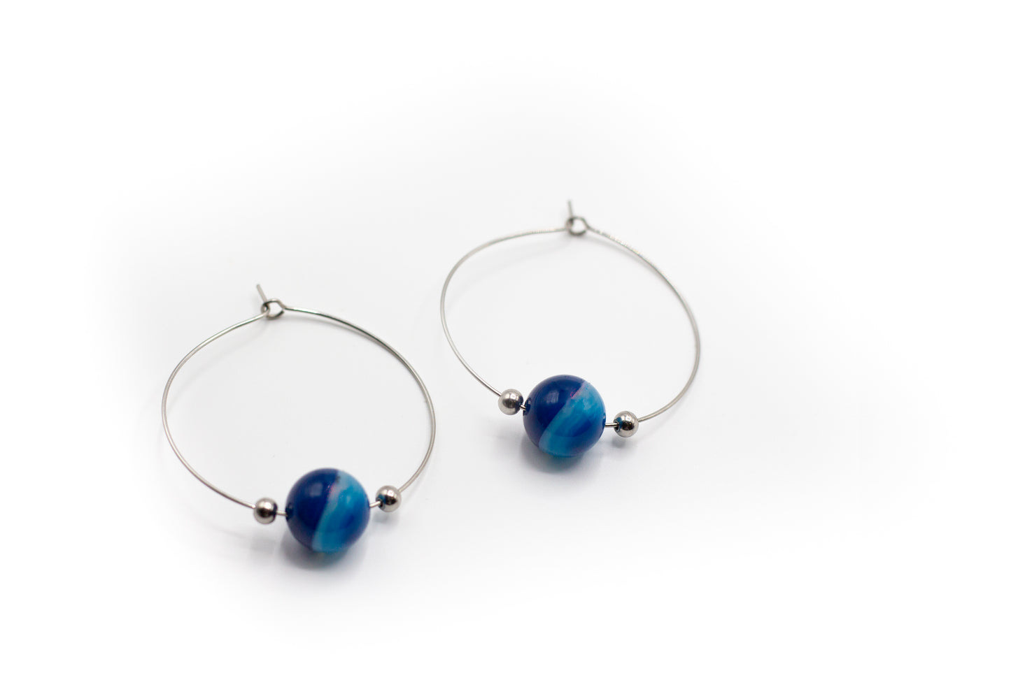 Creolen aus blauem Achat und silberfarbenem Edelstahl