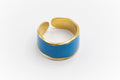 Anillo ajustable de acero inoxidable dorado con acrílico azul.