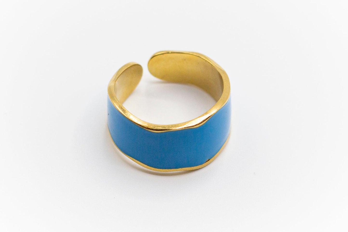 Verstellbarer goldener Edelstahlring mit blauem Acryl.