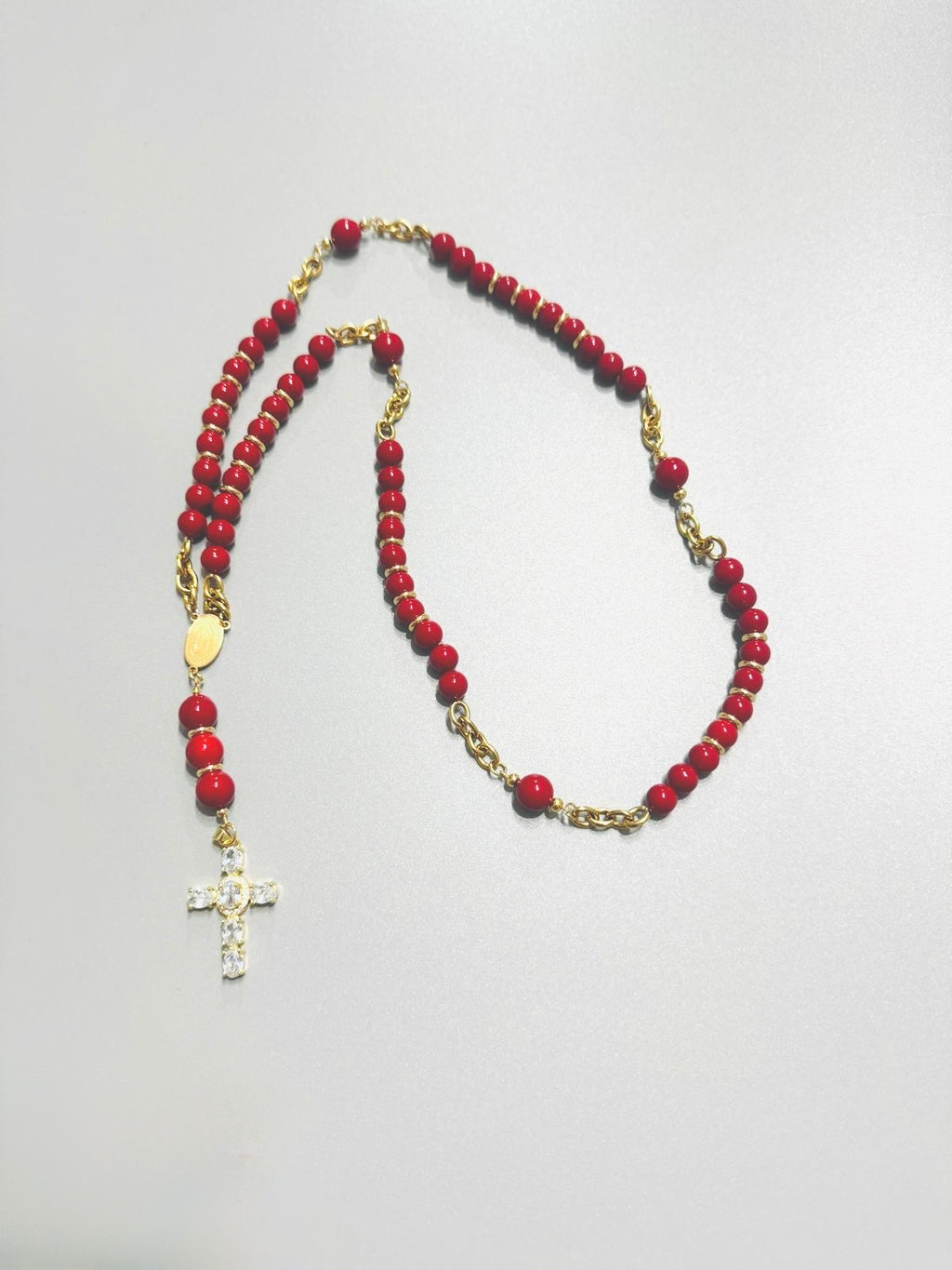 rosario de acero inoxidable bañado en oro con piedras de coral rojo de imitación