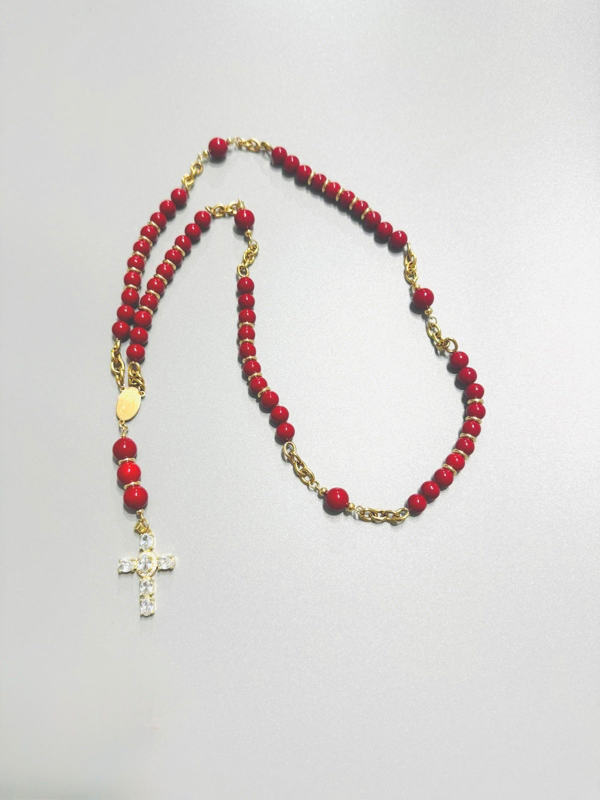 rosario de acero inoxidable bañado en oro con piedras de coral rojo de imitación
