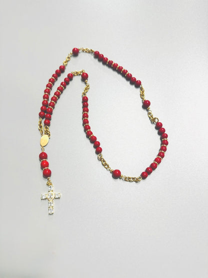 rosario de acero inoxidable bañado en oro con piedras de coral rojo de imitación