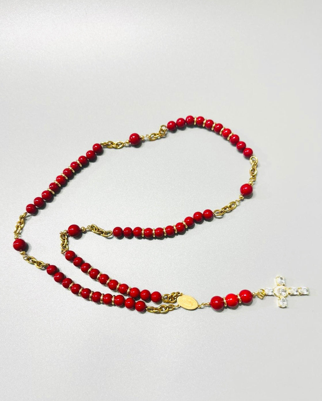 rosario de acero inoxidable bañado en oro con piedras de coral rojo de imitación