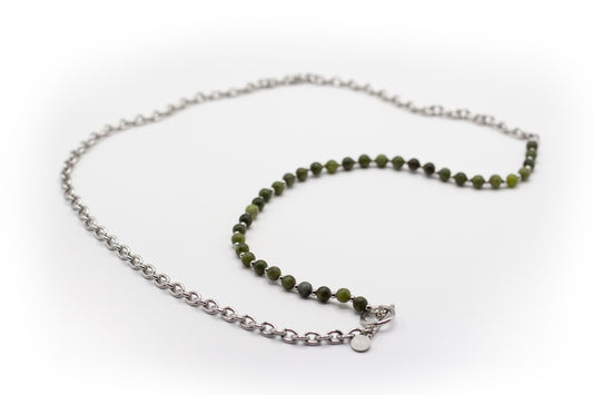Extra lange Halskette aus silberfarbenem Edelstahl und grünem Jaspis-Naturstein