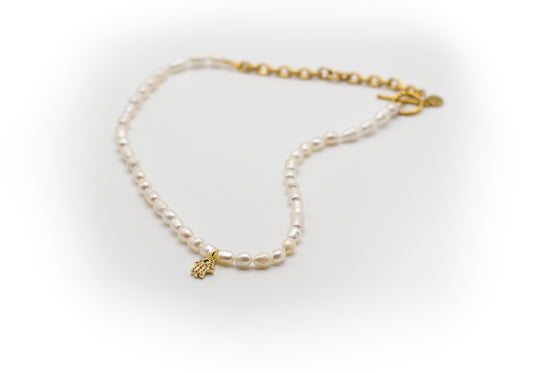 Kurze Halskette aus goldfarbenem Edelstahl und Naturperle