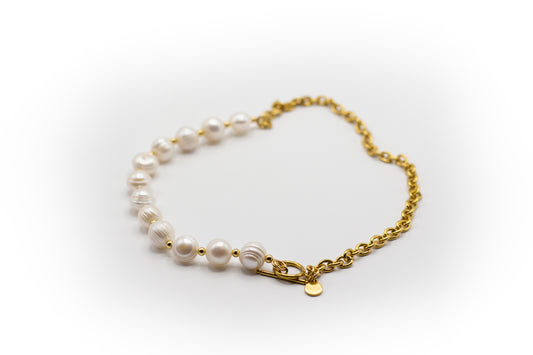 Kurze Halskette aus goldfarbenem Edelstahl und Naturperle