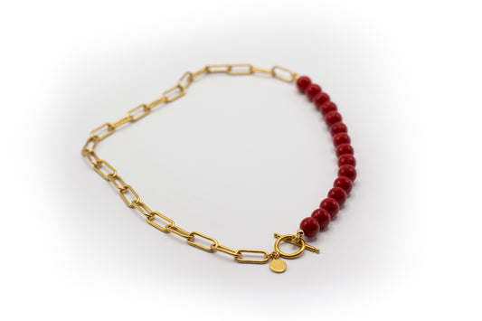 Kurze Halskette aus goldfarbenem Edelstahl mit imitierter roter Koralle