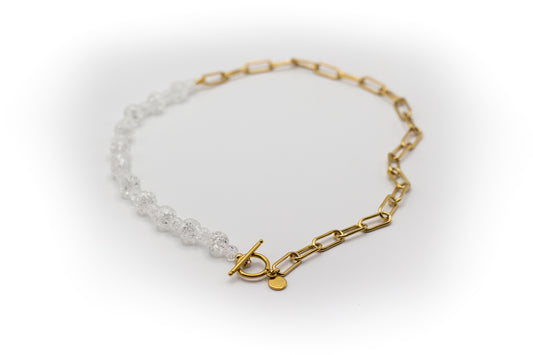 Kurze Halskette aus goldfarbenem Edelstahl und natürlichem, rissigem weißem Quarzstein