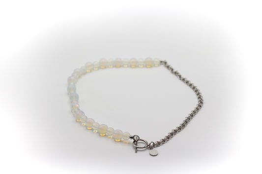Kurze Halskette aus silberfarbenem Edelstahl und natürlichem Opalstein