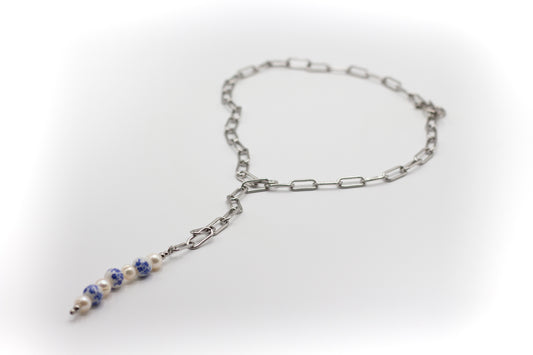 Extra lange Halskette aus silberfarbenem Edelstahl und Naturperlen mit chinesischer Keramik