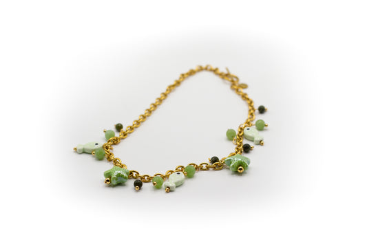 Kurze Halskette aus goldfarbenem Edelstahl und Natursteinen mit Keramik