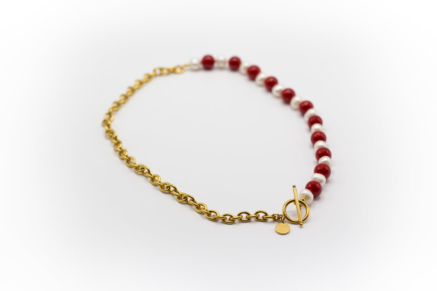 Kurze Halskette aus Edelstahl und Naturperlen mit imitierter roter Koralle