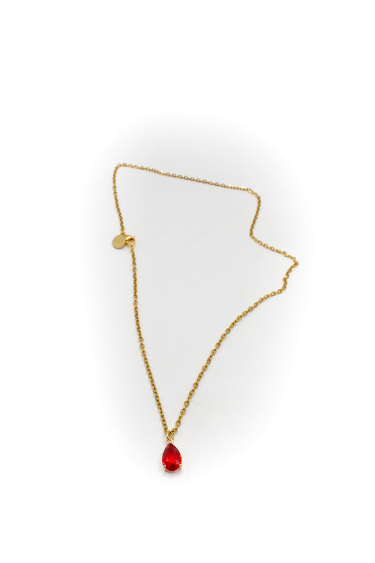 Kurze goldfarbene Edelstahlkette mit roten Zirkonia