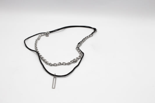Kurze Doppelkette aus silberfarbenem Edelstahl und Kordel