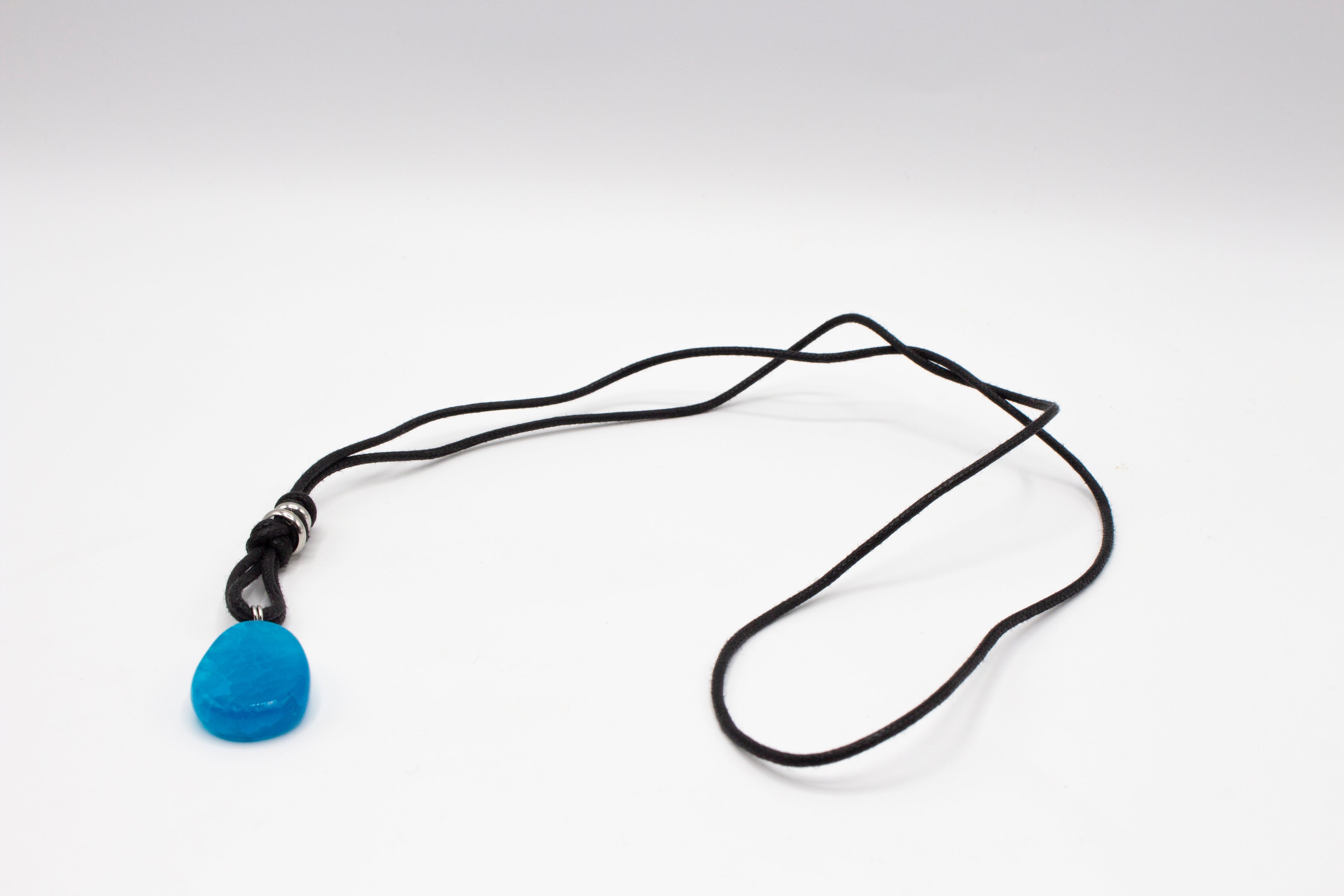 Collar Mediano Acero Inoxidable Color Plata y Cordón con Ágata Azul
