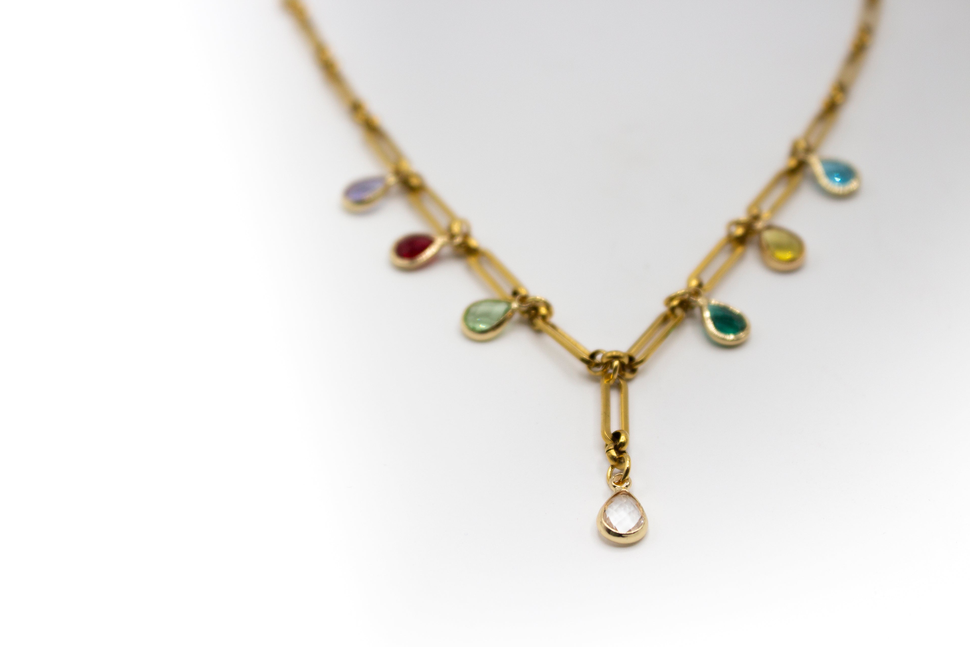 Collar Mediano Acero Inoxidable Color Oro y Cristales de Circonitas de Colores