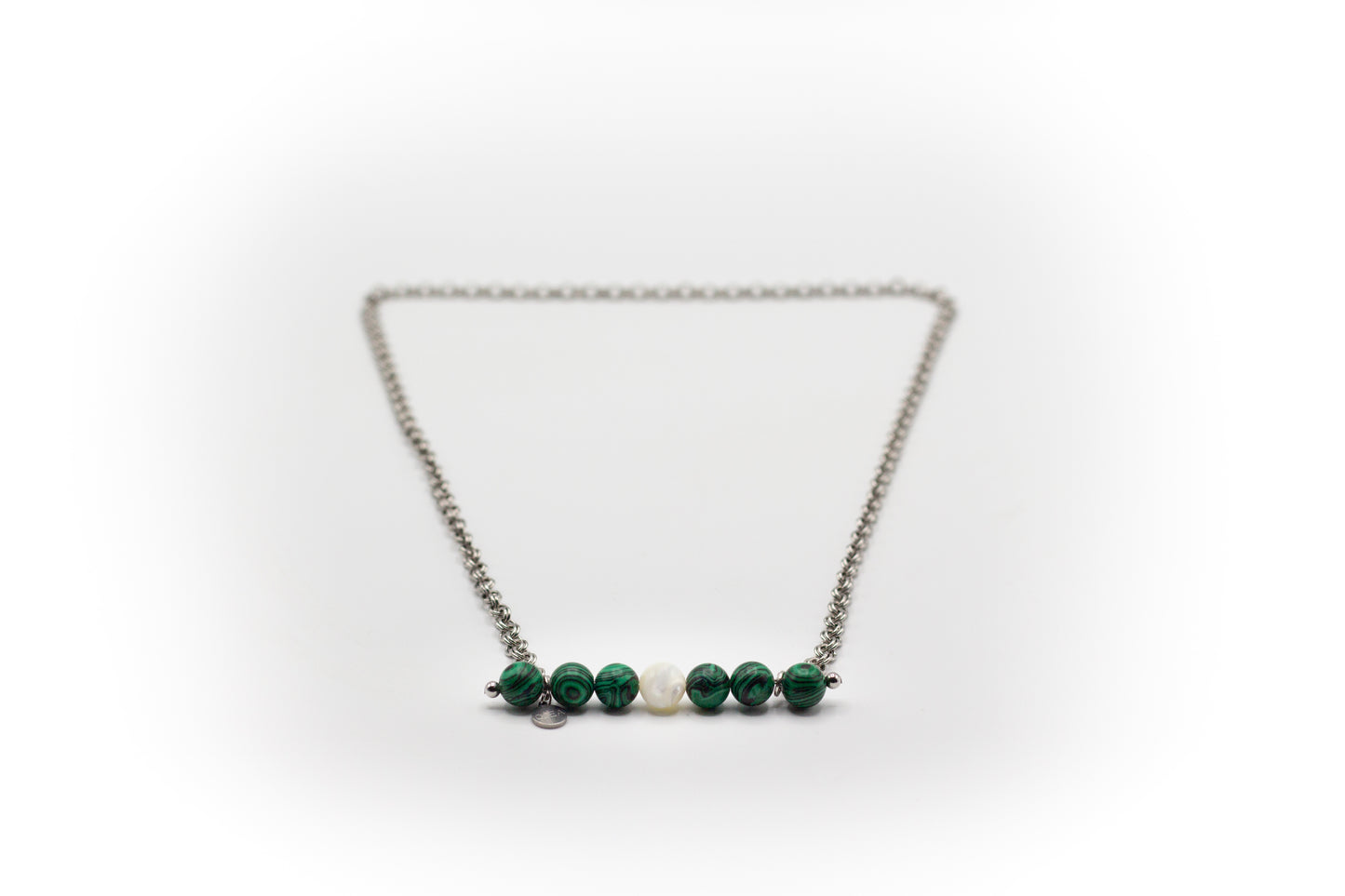 Lange Halskette aus Edelstahl mit natürlichem Malachit und Perlmuttstein