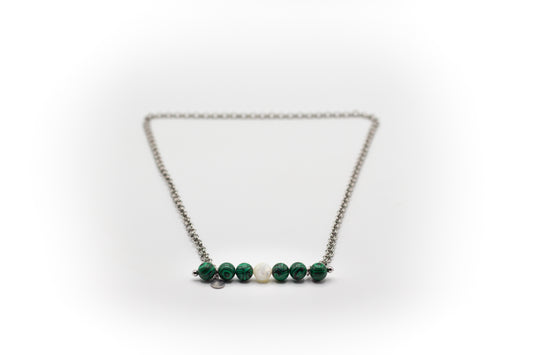 Lange Halskette aus Edelstahl mit natürlichem Malachit und Perlmuttstein