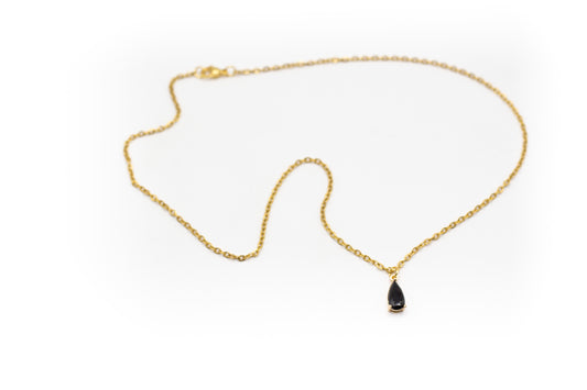 Mittlere goldfarbene Edelstahlkette mit schwarzen Zirkonia