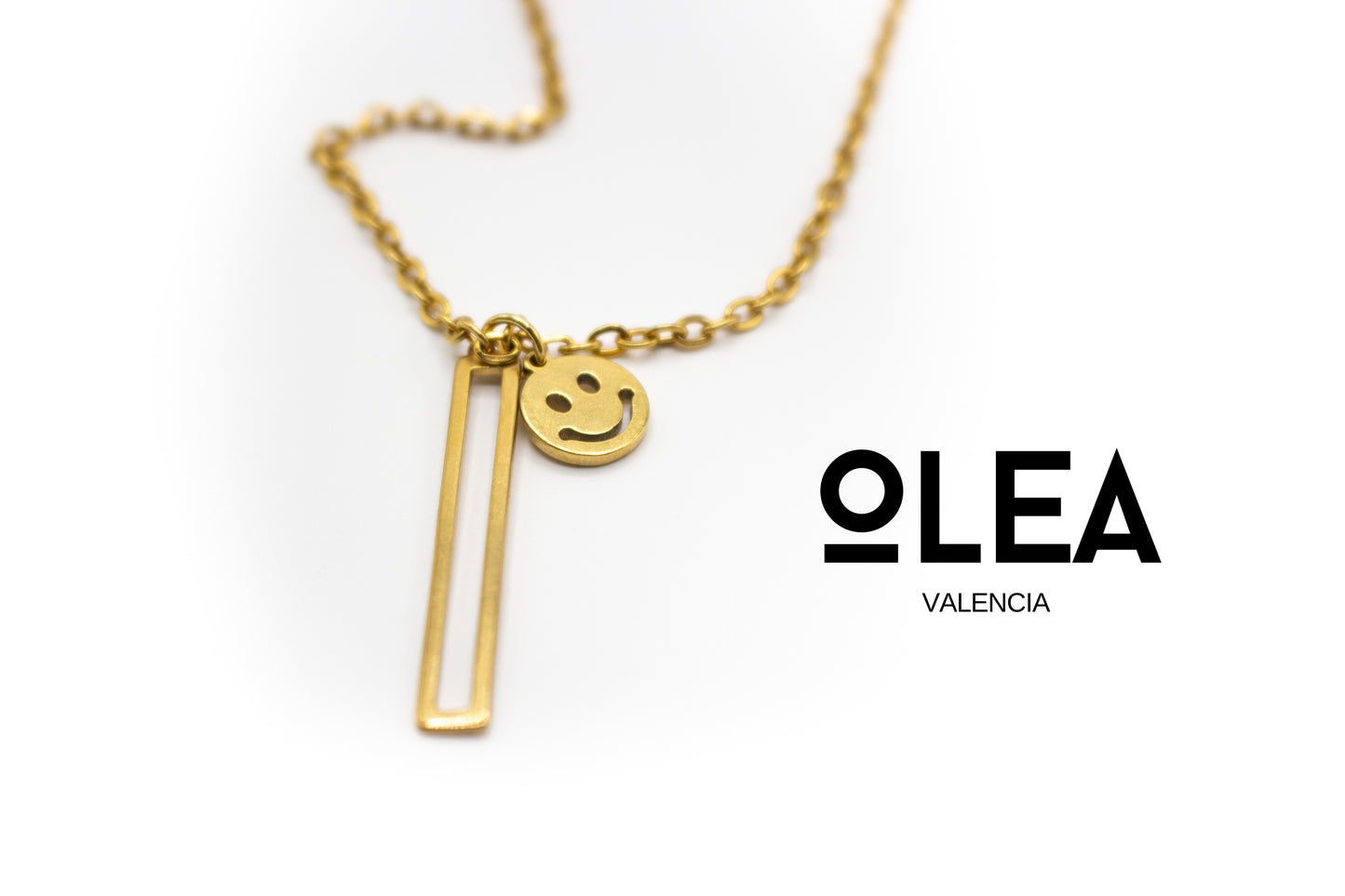 Mittelgroße goldfarbene Edelstahlkette mit Rechteck und Happy Face-Anhänger